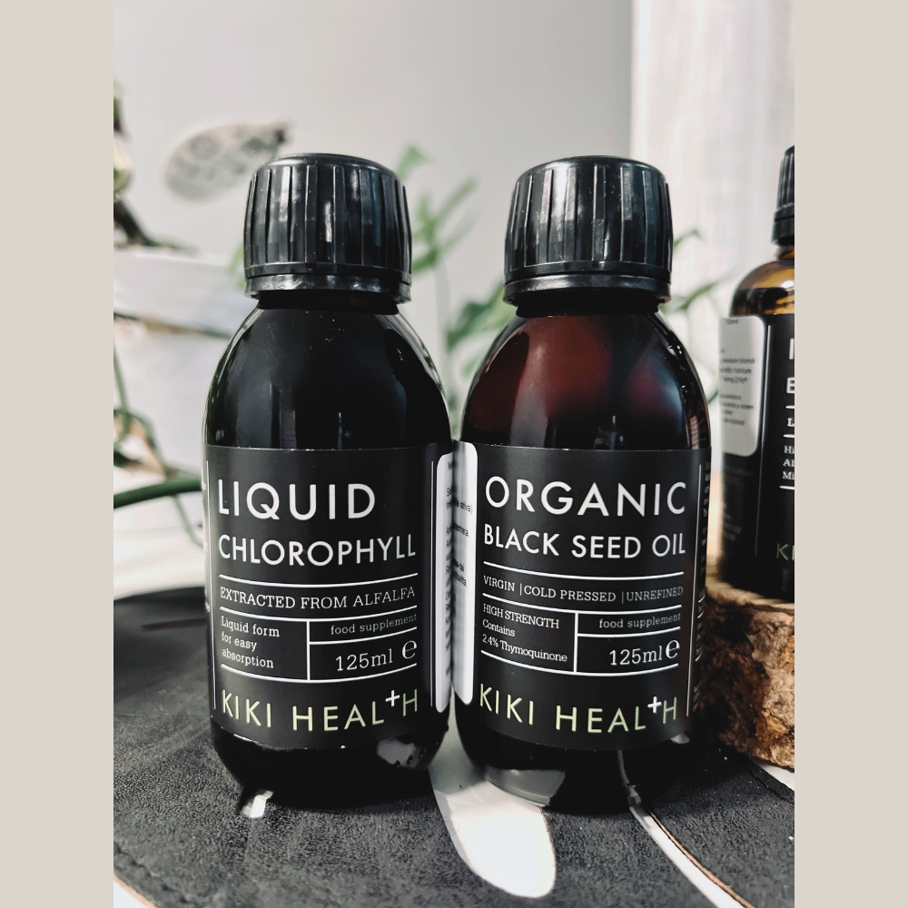Kuva Kiki Healthin Liquid Cholorphyll ja Organic Black Seed Oil tuotteista vierekkäin.