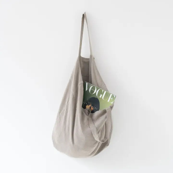 Luonnonvärinen pellavainen Natural Linen Big Bag kangaskassi jossa on Vogue lehti sisällä.