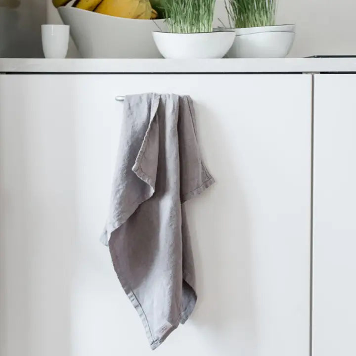 Ash Linen Kitchen Towel tuhkan värinen pellavainen keittiöliina roikkuu kahvasta.