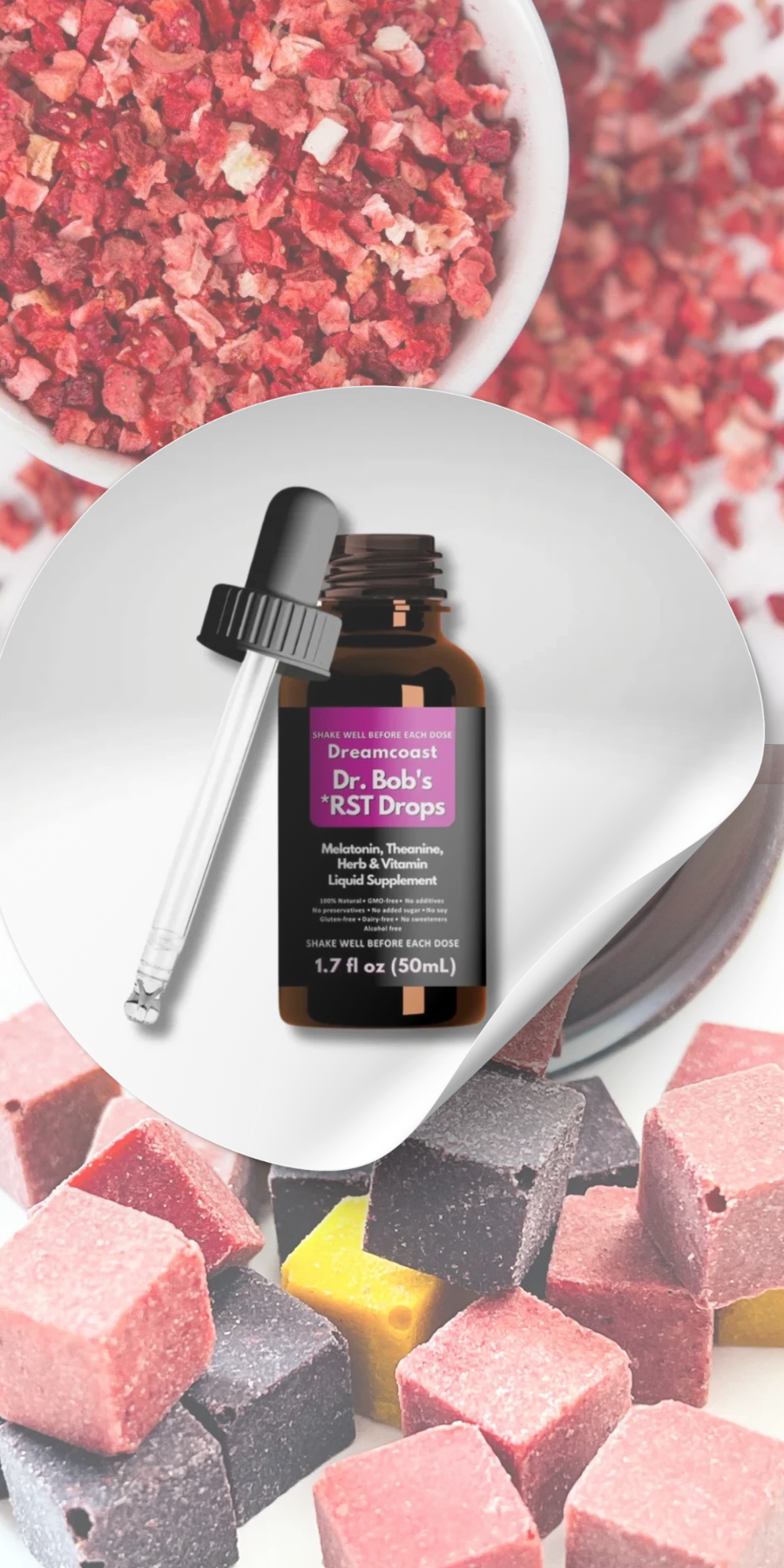 Dreamcoastin Dr. Bob's Stress reset drops melatoniinitipat avoin lasipullo ja taustalla Dreamcoastin pakastekuivatut mansikat ja Berry Bites kuvat.