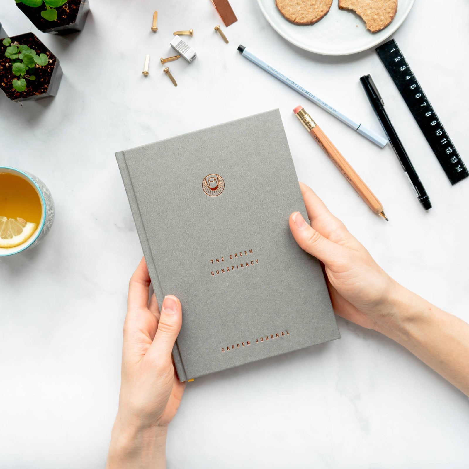 The Green Conspiracy Garden Journal - Garden Planner - A5 - 100% kompostoitava!.