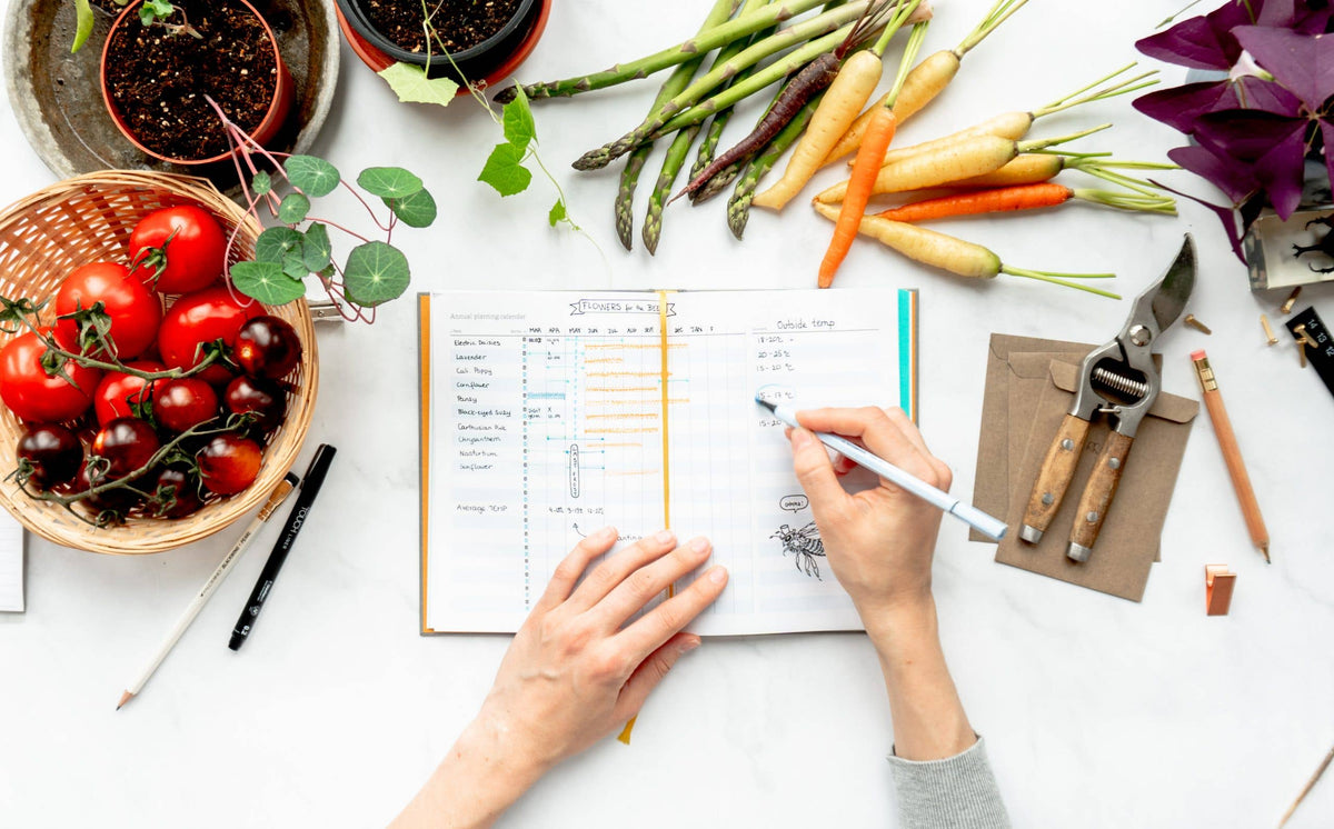 The Green Conspiracy Garden Journal - Garden Planner - A5 - 100% kompostoitava!.