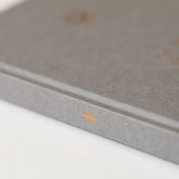 The Green Conspiracy Garden Journal - Garden Planner - A5 - 100% kompostoitava!.